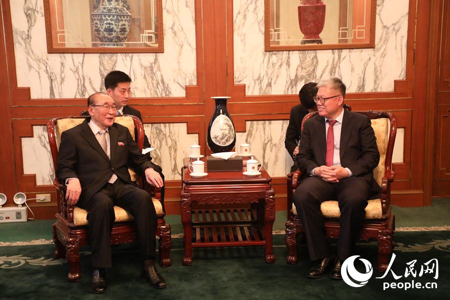 招待会前，中国驻朝鲜大使馆临时代办张承刚与朝鲜最高人民会议常任委员会副委员长杨亨燮进行简短会见。人民网记者 莽九晨摄